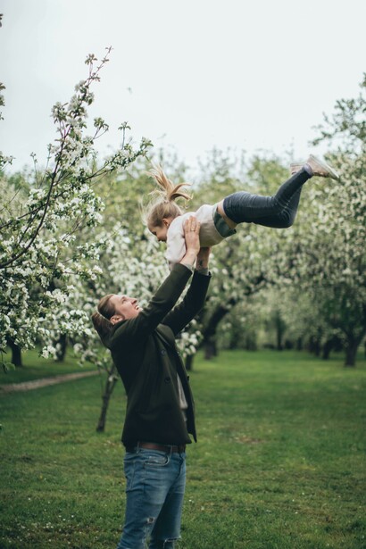 Niño alegre, padre y jardín