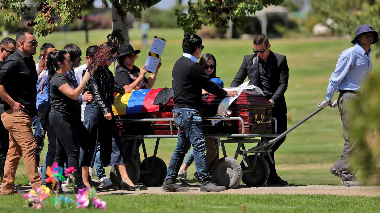 Familiares del exmilitar Ronald Ojeda, le dan su último adiós luego de su asesinato en Santiago de Chile