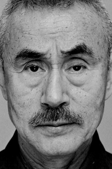 Yoshi Oida, attore e regista, ha fuso la disciplina del teatro Nō con la sperimentazione occidentale, portando sulla scena un'arte raffinata in cui corpo, respiro e spazio diventano un tutt’uno