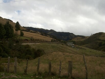 Para el pueblo nasa el territorio, lejos de ser solo un espacio físico, alberga una multiplicidad de entidades o seres espirituales. Carretera de Tierradentro, nororiente del departamento del Cauca, en Colombia