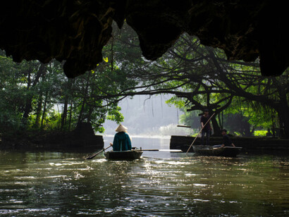 Dans les grottes de Tràng An, à Ninh Bình, nous comprennons que revenir au pays natal n’est pas un retour en arrière, mais un passage irréversible entre l’ombre et la lumière
