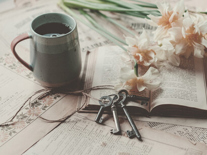 Taza de té junto a un libro abierto