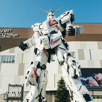 The life-sized Unicorn Gundam Statue in Odaiba. ©SOTSU, SUNRISE Location: DiverCity Tokyo Plaza
