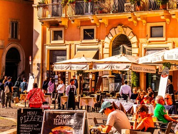 Allo stesso tempo, persistono forme di comunità che cercano di resistere o di ricostruirsi all’interno di contesti urbani complessi