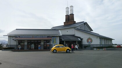 Hokuei, a cidade natal de Gosho Aoyama, grande artista de mangá. Personagens originais da Fábrica de Mangás dão boas-vindas, e o visitante pode "resolver problemas" enquanto passeia pela Fábrica. Mangás são tão lucrativos que alguns crêem serem capazes de impulsionar o crescimento econômico do Japão no futuro. Obviamente tal nicho de entretenimento não é algo criado do dia para a noite, mesmo que sejam conhecidos a pouco tempo no ocidente uma longa tradição de desenhar histórias em quadrinhos existe no Japão à vários séculos