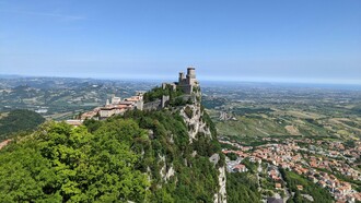San Marino è la repubblica più antica del mondo ancora esistente, fondata nel 301 d.C. Veduta del castello e della Rocca Guaita, Città di San Marino, Repubblica di San Marino