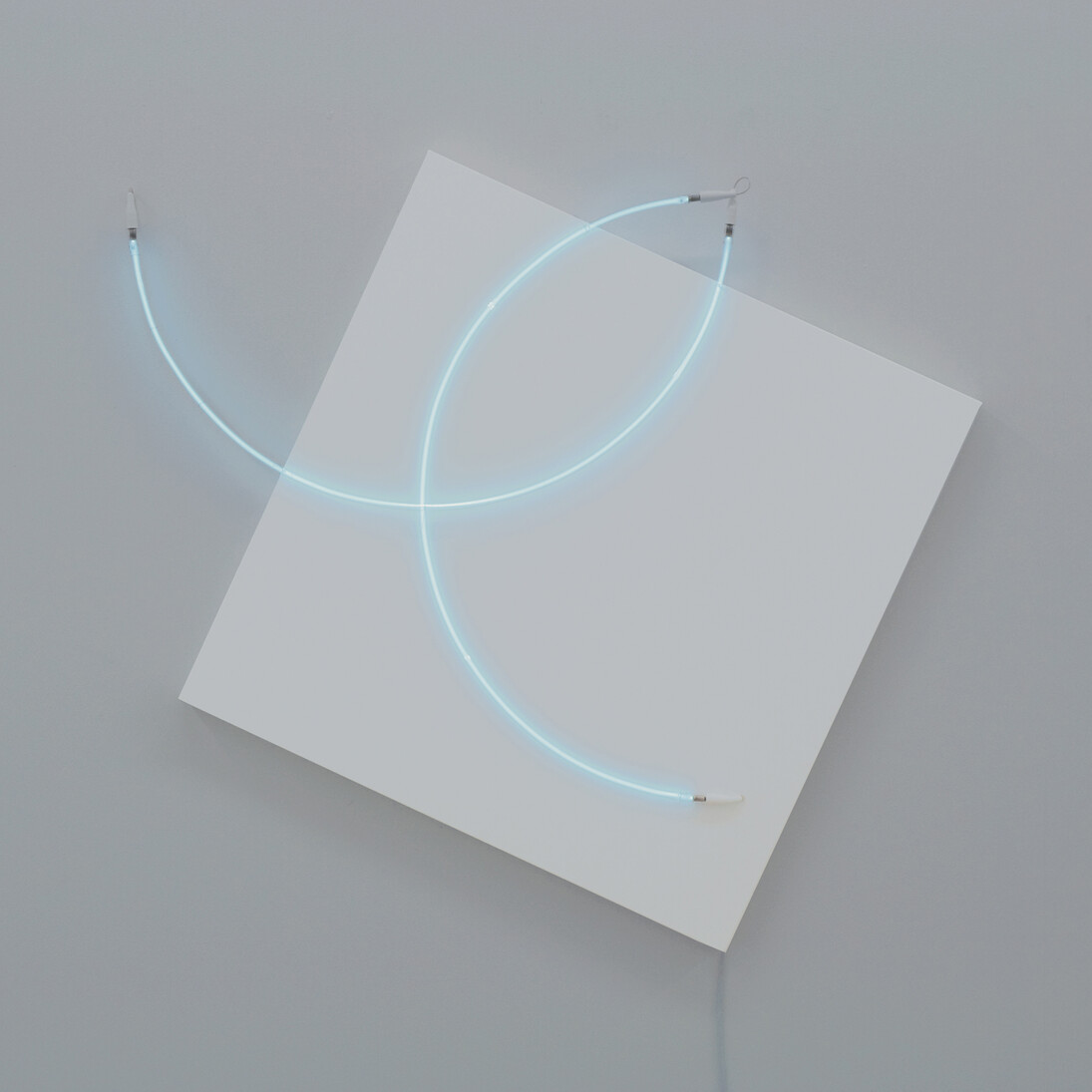 François Morellet, La fuite enchantée des Beaux-Arts n° 4, 2014 Acrilico su tela su legno e neon blu, 134x141 cm Courtesy A arte Invernizzi, Milano

