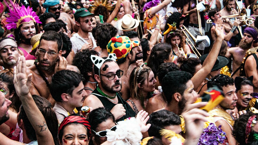 No carnaval, pessoas vão às ruas curtir e mostrar suas fantasias