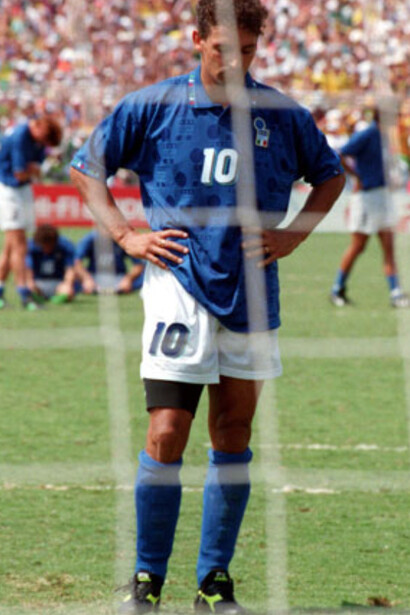 Roberto Baggio immortalato dopo aver sbagliato il rigore al campionato del mondo di calcio, 1994