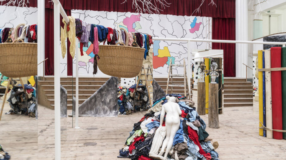 One thing doesn’t exclude the other. Courtesy of Galleria Continua
