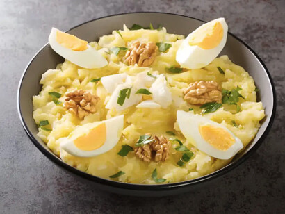 La preparación del atascaburras no es complicada, pero sí requiere de un poco de paciencia para conseguir que todos los ingredientes se integren adecuadamente y se logre la textura cremosa y suave que caracteriza a este plato