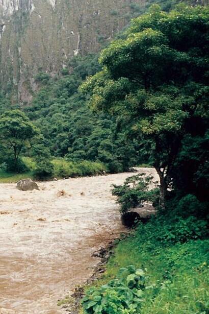 Rápidos del Río Urubamba en la región de Cusco, Perú