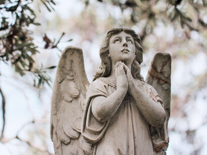 Estatua de un ángel rezando