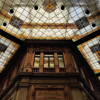 Los techos de cristal y la elegancia de La Feltrinelli de la Galleria Alberto Sordi contrastan con la historia de conspiraciones y financiamiento clandestino que la fotografía de un amigo termina evocando