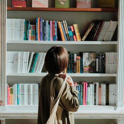 La crítica literaria debe contextualizar las obras y analizarlas más allá de su impacto mediático o número de ventas