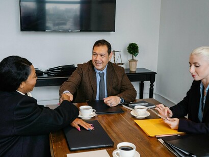 Chefe ouve suas funcionárias atentamente. No contexto corporativo, a empatia se traduz em uma série de práticas e valores que humanizam as relações de trabalho
