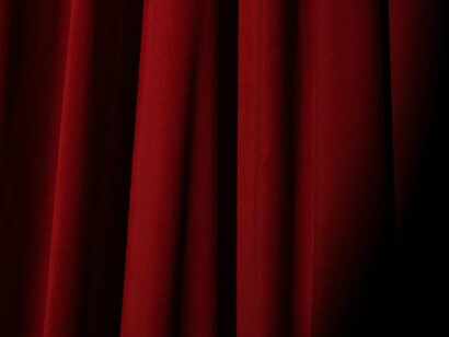 Com mais de 10 anos de experiência no teatro e diversos projetos artísticos em andamento entre Curitiba e Florianópolis, Luan reflete sobre a necessidade de produzir conteúdos, compartilhando seu talento e divulgando seus trabalhos, ao mesmo tempo que vivencia, na pele, a realidade de um artista brasileiro em busca do próprio sonho. Tenha uma boa leitura!