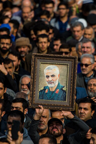 A principios de año, antes de la pandemia, la tensión entre EE UU e Irán volvió a incrementarse a causa del asesinato del general Soleimani, cuyo retrato sostiene un manifestante en Teherán en una imagen de hace meses