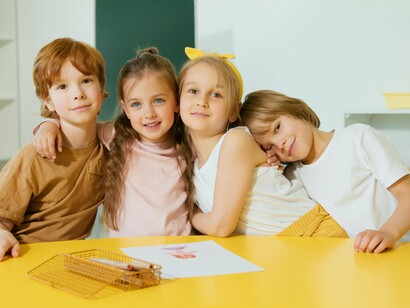 Os alunos são convidados pelo educador a expressar o que sentem, a ouvir os outros colegas, a encontrar soluções para problemas ou, simplesmente, fortalecer vínculos de confiança