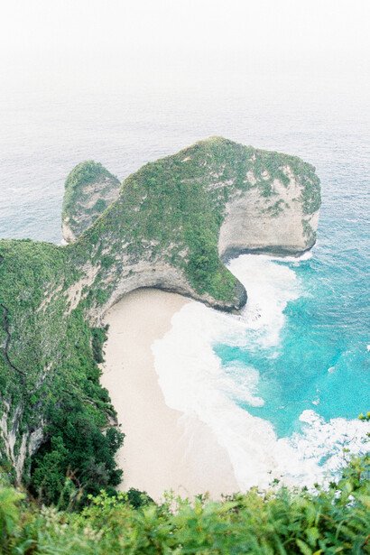 Kelingking beach, Nusa, Peniche -an iconic e view of cliffs and turquoise waters