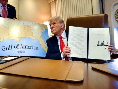 Trump en el Air Force One posa junto a un mapa del "Golfo de América" durante un vuelo a Nueva Orleans el 9 de febrero de 2025