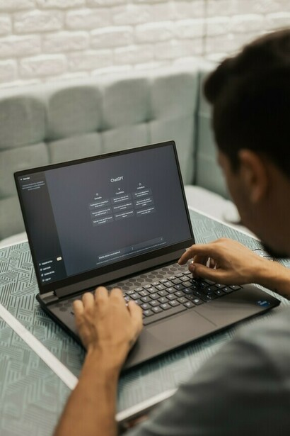 Una persona usa ChatGPT en una computadora portátil