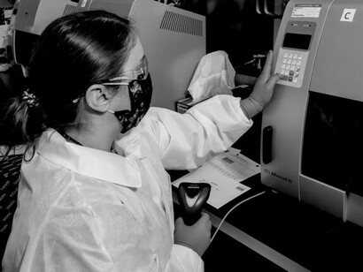 Una razón que algunas personas dan para no estar vacunadas es que la tecnología de ARNm que usan las vacunas Pfizer/BioNTech y Moderna es nueva