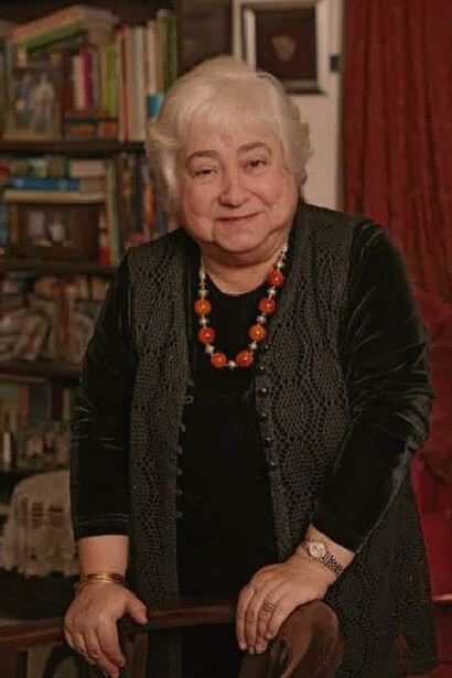 Matilda Koen Serano, auteure de Storie di Giochà. Elle a continué bien au-delà de la transcription des contes oraux, en insérant de nouveaux contes, en langue judéo-espagnole adaptés à notre époque
