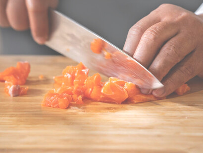Il momento del taglio è il punto di ingresso per scoprire la consistenza, il primo profumo, il sapore originale del cibo che poi verrà trasformato