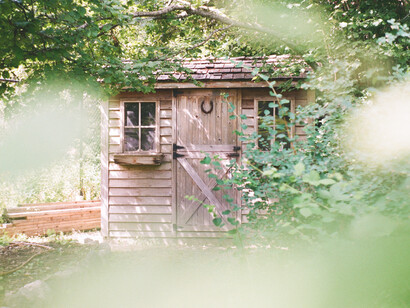 Cobertizo solitario en una mañana soleada