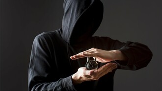O processo de conhecimento no Brasil é, por natureza, garantista e demorado. Quando o credor finalmente obtém o título executivo, o devedor já teve tempo suficiente para preparar seu "desaparecimento patrimonial". É o fenômeno da sentença de papel: um direito reconhecido pelo Estado, mas desprovido de força prática