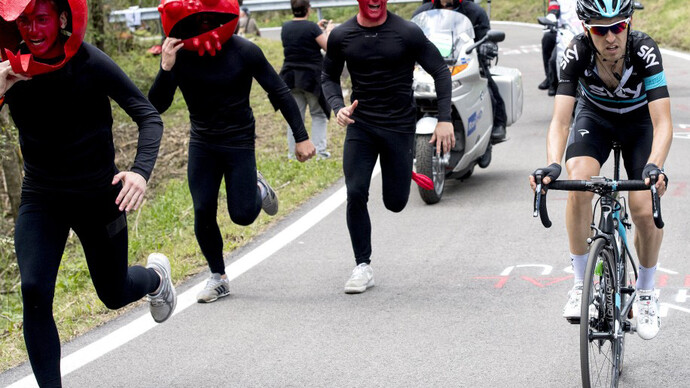 Personaggi pittoreschi accompagnano Nieve sulle Dolomiti