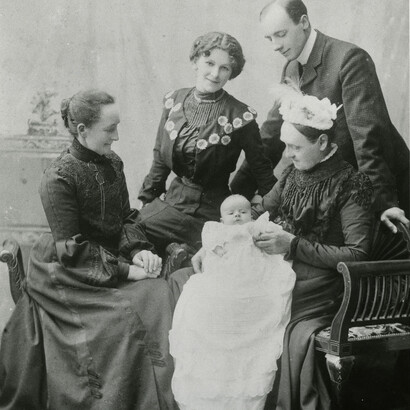 Barbara Hepworth as an infant with her
parents, her paternal grandmother and her
paternal great grandmother, 1903. Courtesy The
Hepworth Family Photograph Collection