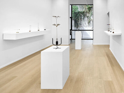 George Rickey, Ordered movement, exhibition view. Courtesy of Maruani Mercier