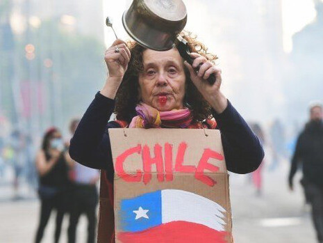 Una manifestante se expresa en favor de el fortalecimiento de las pensiones en Chile