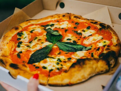 Una consegna rapida e organizzata è necessaria per garantire che la pizza arrivi calda e fragrante come appena sfornata