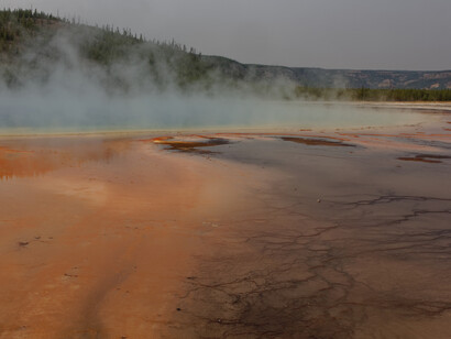 El Gran Prismático se encuentra sobre un extenso montículo donde el agua fluye uniformemente por todos los lados. Borde de la Gran Fuente Prismática, septiembre de 2017. Yellowstone, EE.UU.
