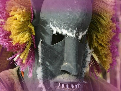 Máscaras tradicionais Dogon em Tirelli, Dogon Country, Mali. Uma das maiores vantagens de um intercâmbio na África é a chance de viver experiências que fogem ao convencional. Em vez de se limitar a tirar fotos de monumentos e pontos turísticos lotados de turistas, você pode mergulhar em comunidades, entender suas rotinas e participar de eventos culturais que não estão no radar de quem só viaja pelos pacotes turísticos tradicionais 

