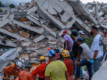 Rescatistas realizan tareas de búsqueda tras los terremotos en La Guaira, Venezuela, junio de 2026