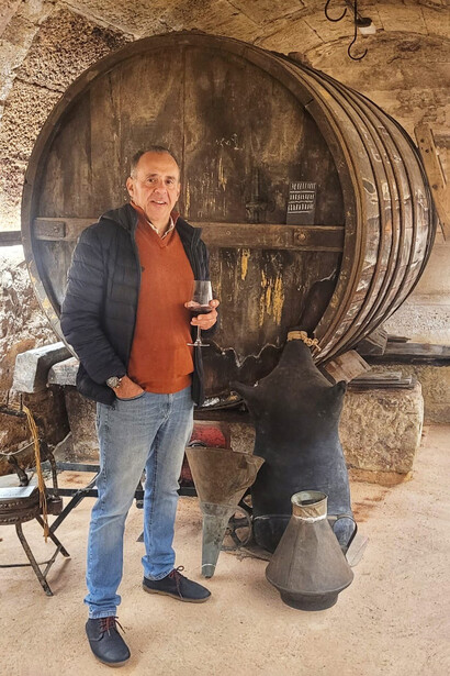 Para él, un vino compartido es más que una bebida: es un gesto de amistad y una puerta a la cultura local