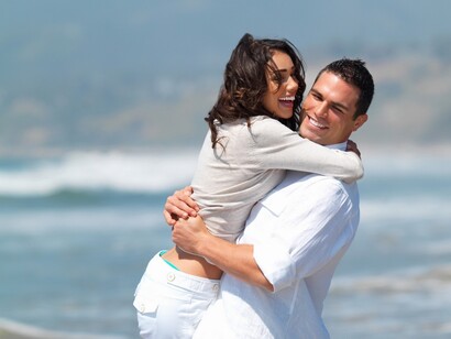 El abrazo de dos enamorados