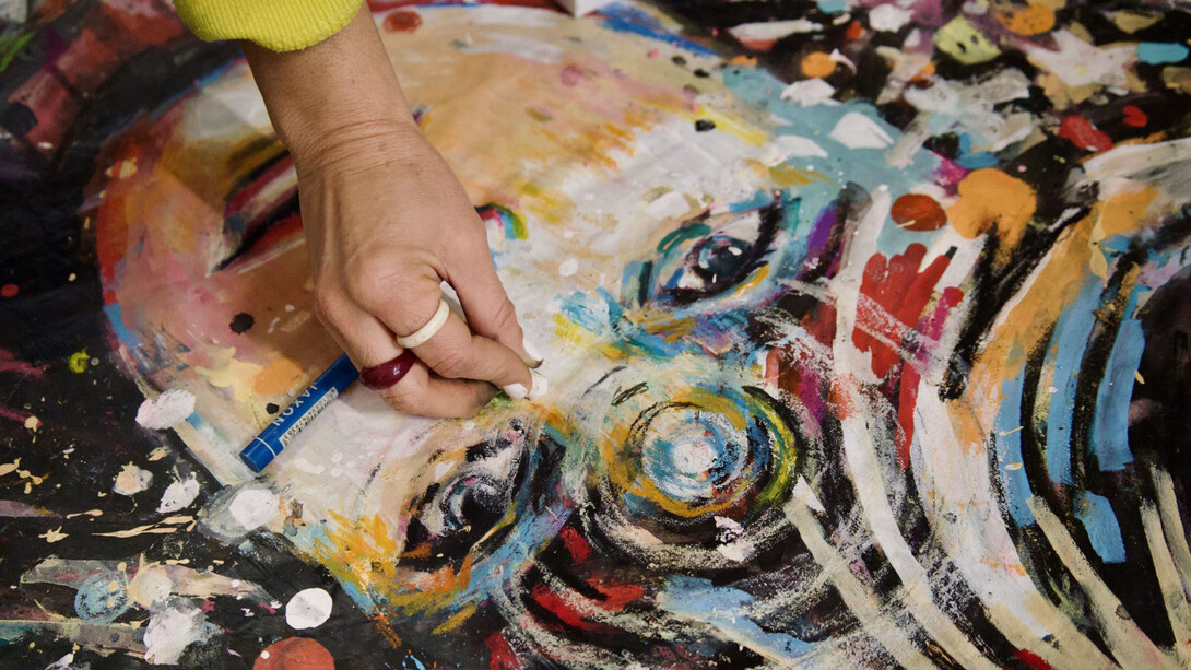 Alice Pasquini nel suo studio mentre lavora su Vestige. Per gentile concessione della Fondazione Primoli