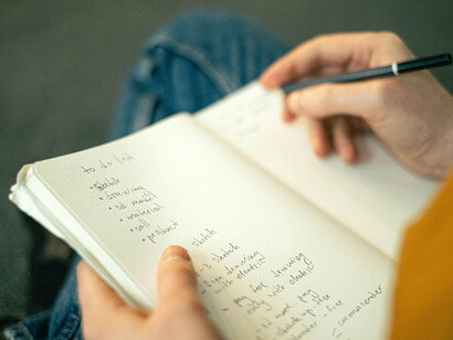 Como é possível desejar tanto algo, no caso a clínica psicanalítica, sofrer tanto no processo de estruturação deste trabalho e não ter em nenhum momento a vontade de desistir?