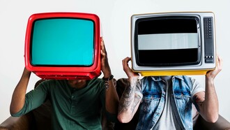 Due uomini con la testa dentro il televisore: "La televisione è uno strumento potente, ma sta a noi decidere come utilizzarlo e, soprattutto, come proteggerci dai suoi effetti negativi"