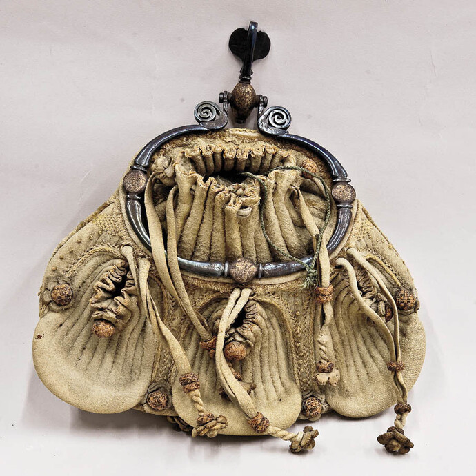Arte fiamminga o francese, Borsa a scarsella con otto tasche, XVI secolo, Cuoio ricamato, metallo forgiato, brunito e dorato, Firenze, Museo Nazionale del Bargello