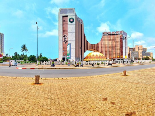 Boulevard Circulaire à hauteur du quartier bancaire à Lomé, dont la banque d'investissement et de développement de la CEDEAO au centre de l’image
