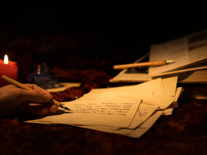 Ao mesmo tempo, é sucesso absoluto aqui na minha casa entre os meus filhos e o meu marido e acabou rolando uma aposta entre eles que me fariam assistir aos filmes. E fizeram! Claro que teve barganha, mas assisti aos seis filmes, a trilogia de O Hobbit e a trilogia de O Senhor dos Anéis