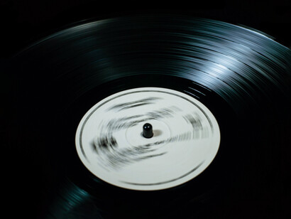 La evolución de los formatos de audio refleja nuestro constante esfuerzo por mejorar la calidad y accesibilidad del sonido
