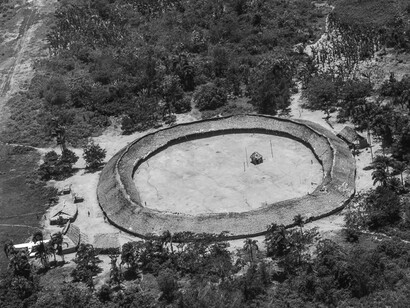 Leonardo Prado. Casa circular do povo indígena Yanomami em Araçá, Roraima, Brasil. Reivindicações de terra e direitos são temas recorrentes na região