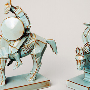 Figurines de Sancho Panza et Don Quichotte en faïence fine de V&B Luxembourg d'après une maquette de Pierre Toulgouat (1901-1992), 1928 (© MNHA, photo T. Lucas).

